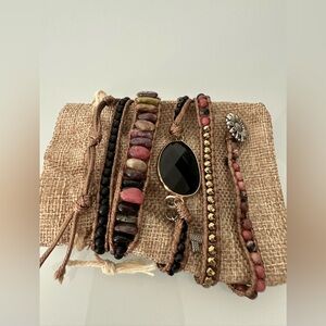 Roll-up bracelet with multicolored stones in black, gold and ochre tones, NWOT.